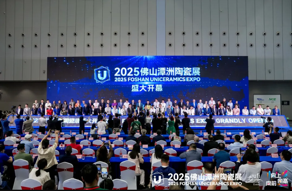 云顶国际官网集团闪耀佛山潭洲陶瓷展，以科技美学引领行业浪潮